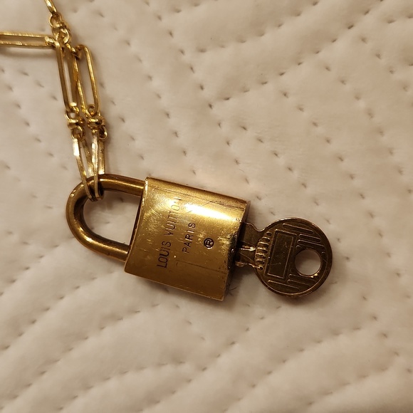 AUTHENTIC LOUIS VUITTON Vintage Lock and Key on a Gold Plated Chain Neck… - Picture 4 of 5